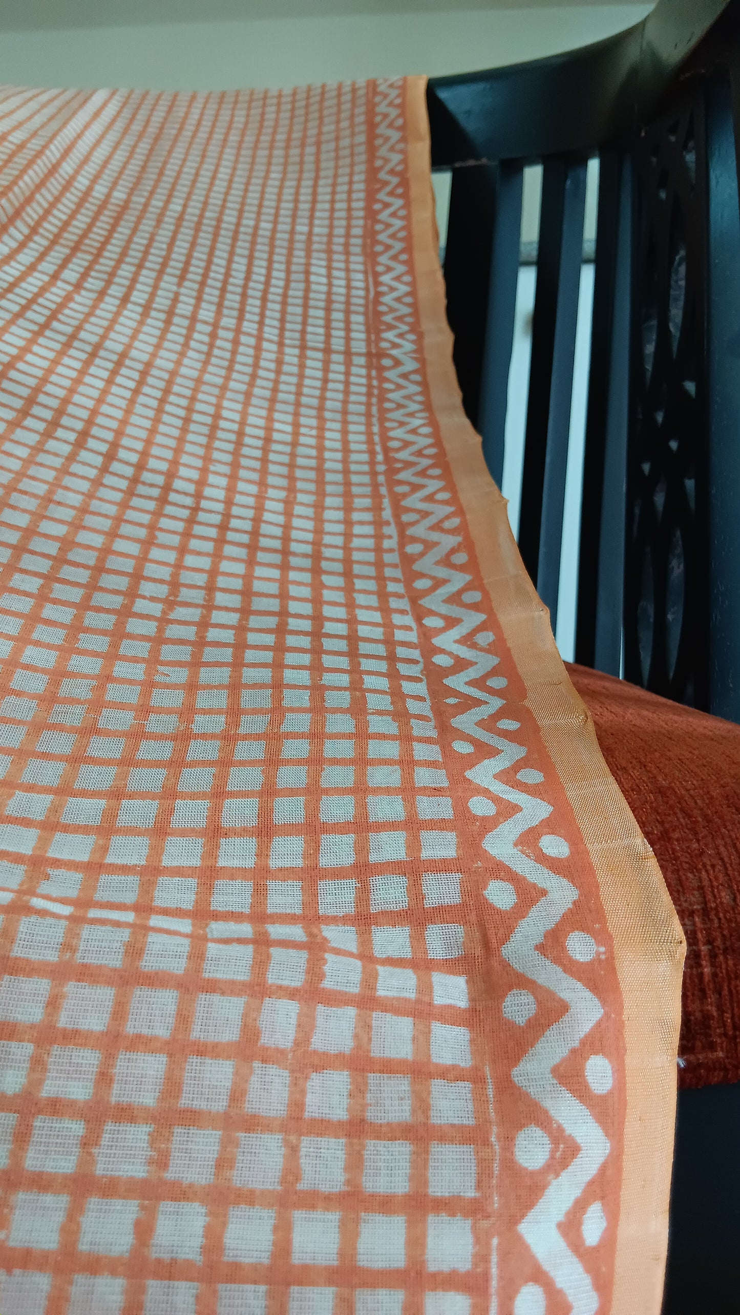 Close up view of the border of a simple hand woven, daily wear, silk cotton saree