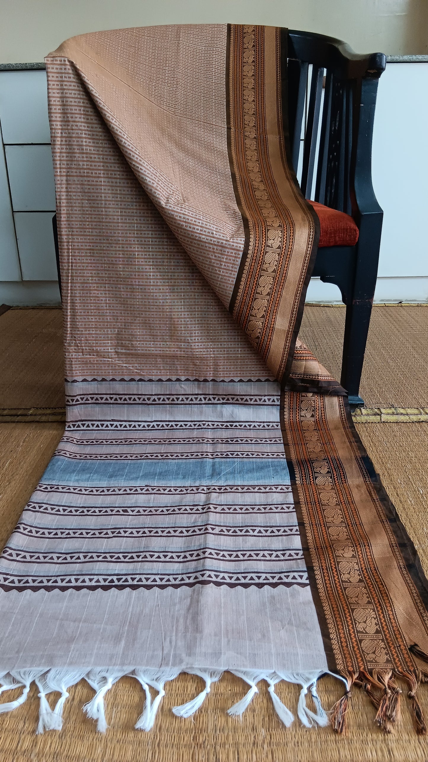 Beige thread border cotton saree (DW-122)