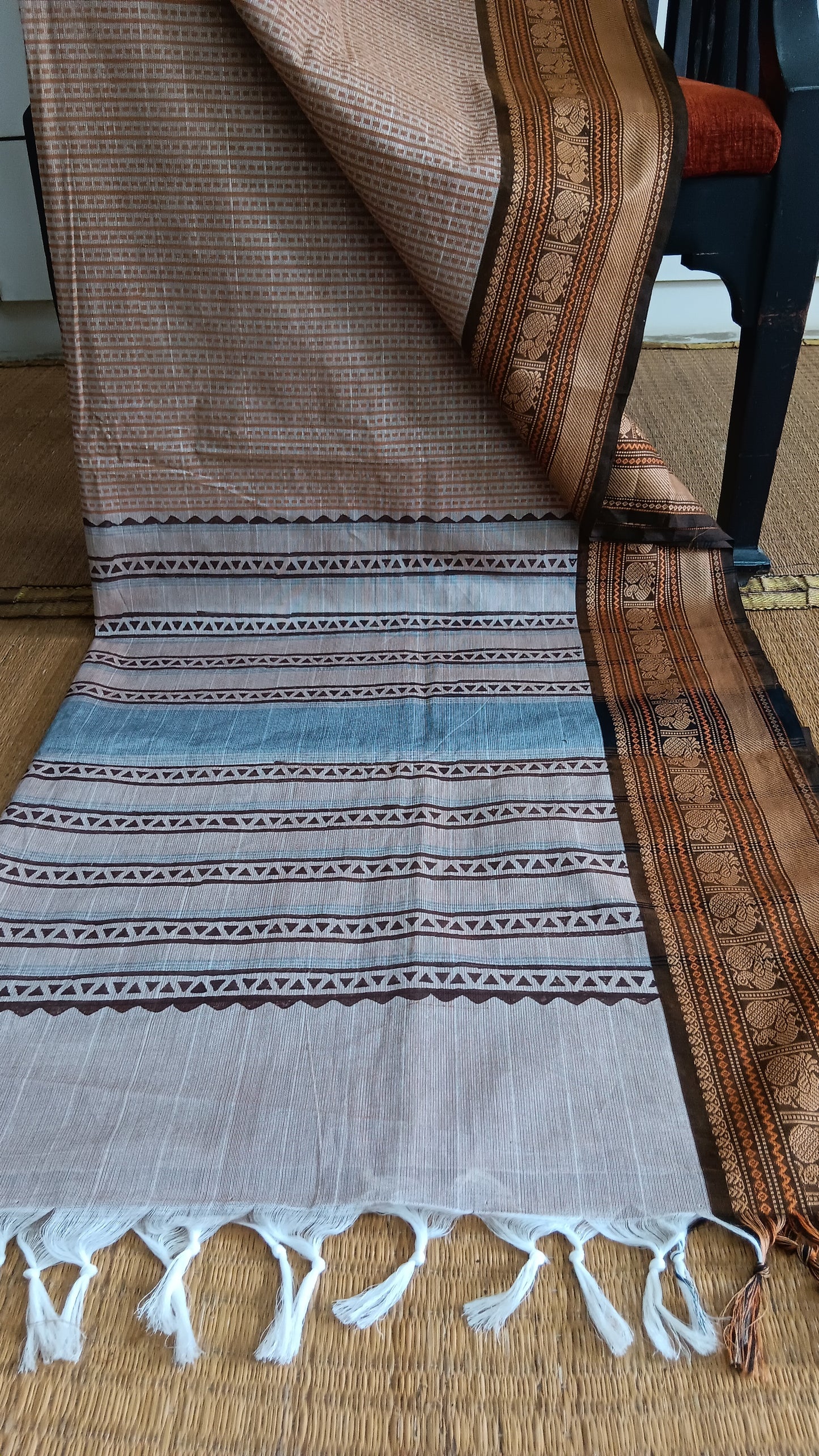 Beige thread border cotton saree (DW-122)