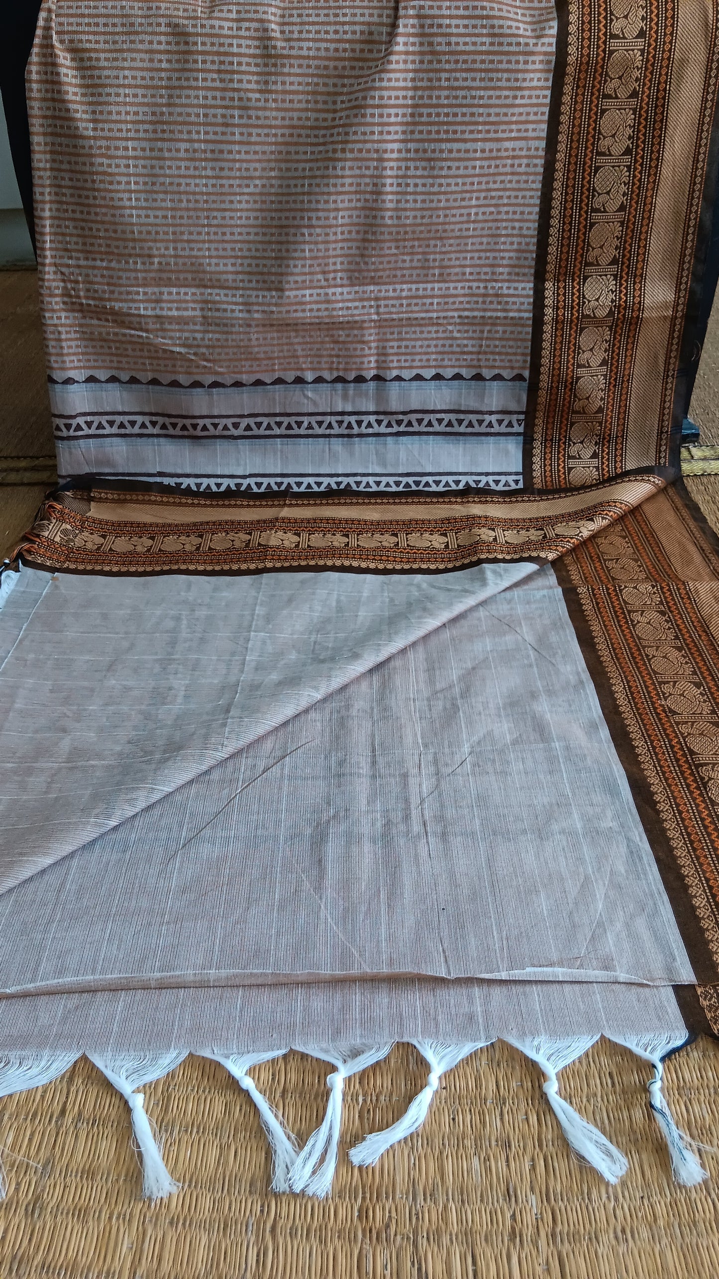 Beige thread border cotton saree (DW-122)