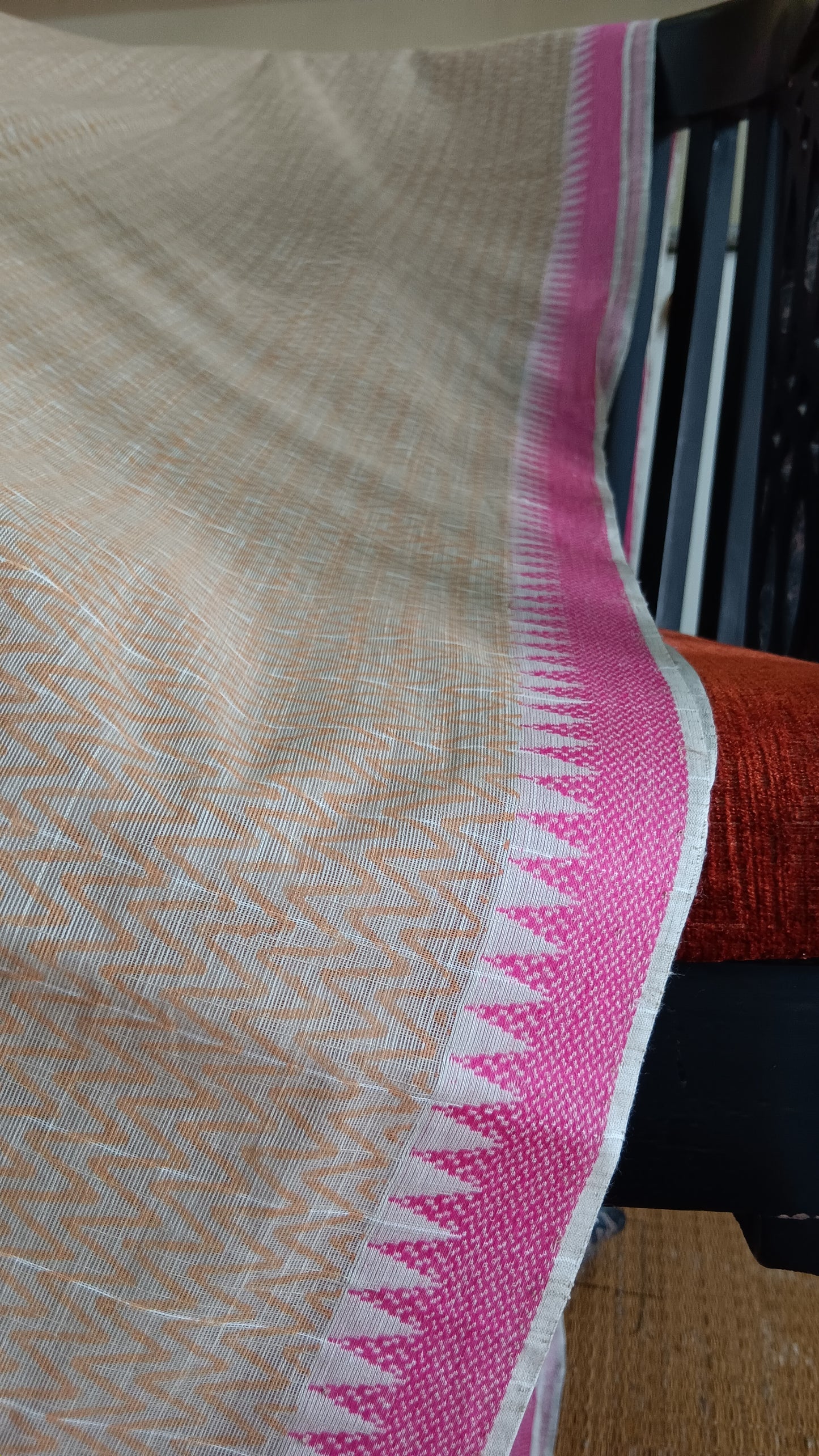 close up view of the woven pink thread border of a daily wear cotton saree