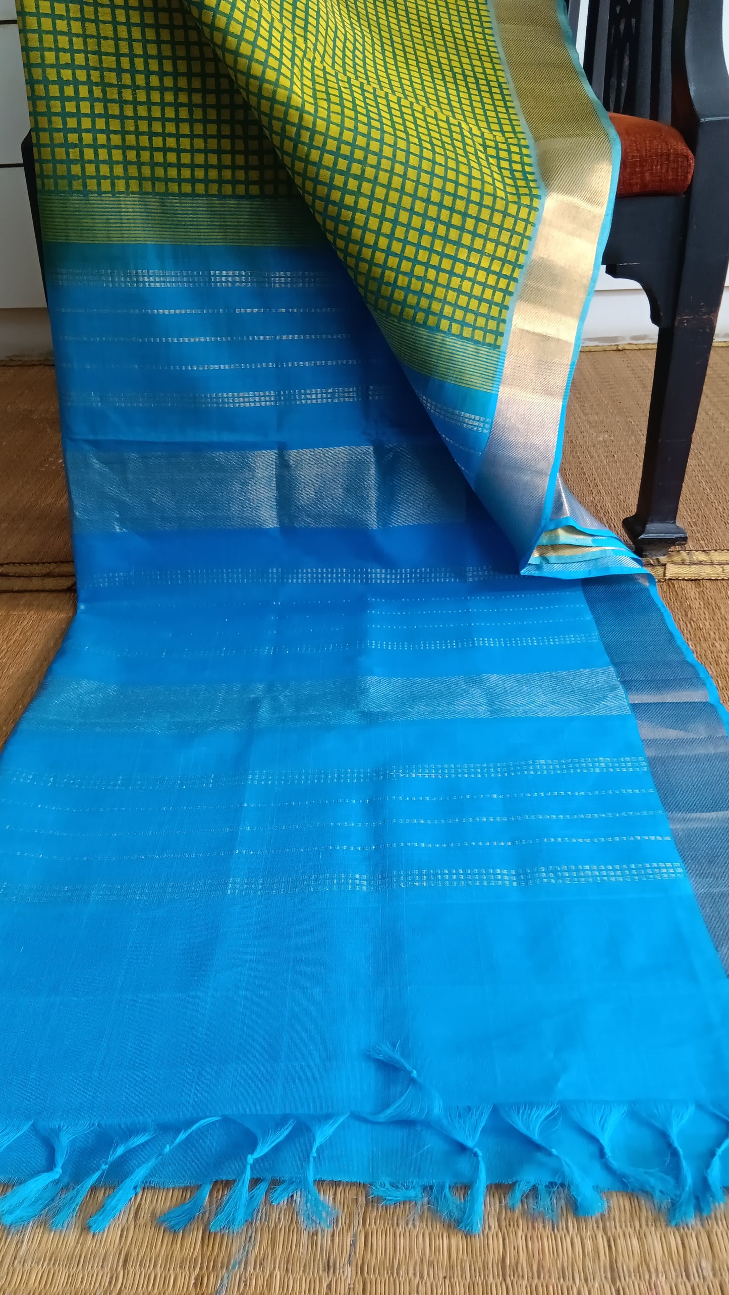 View from the top of the plain pallu of a simple, hand woven, function wear, silk cotton saree