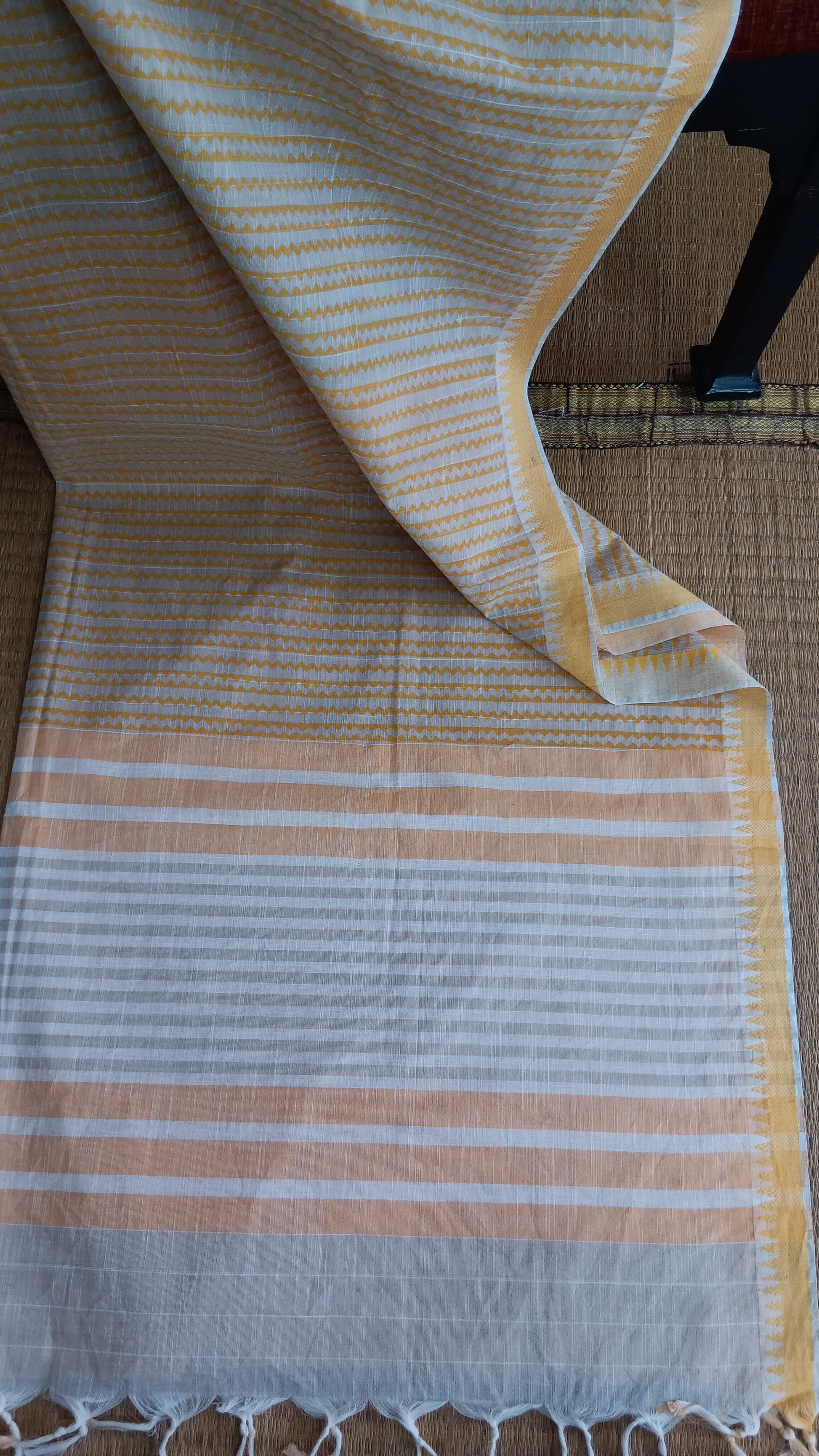 view from the top of the stripes woven on the pallu of a daily use cotton saree