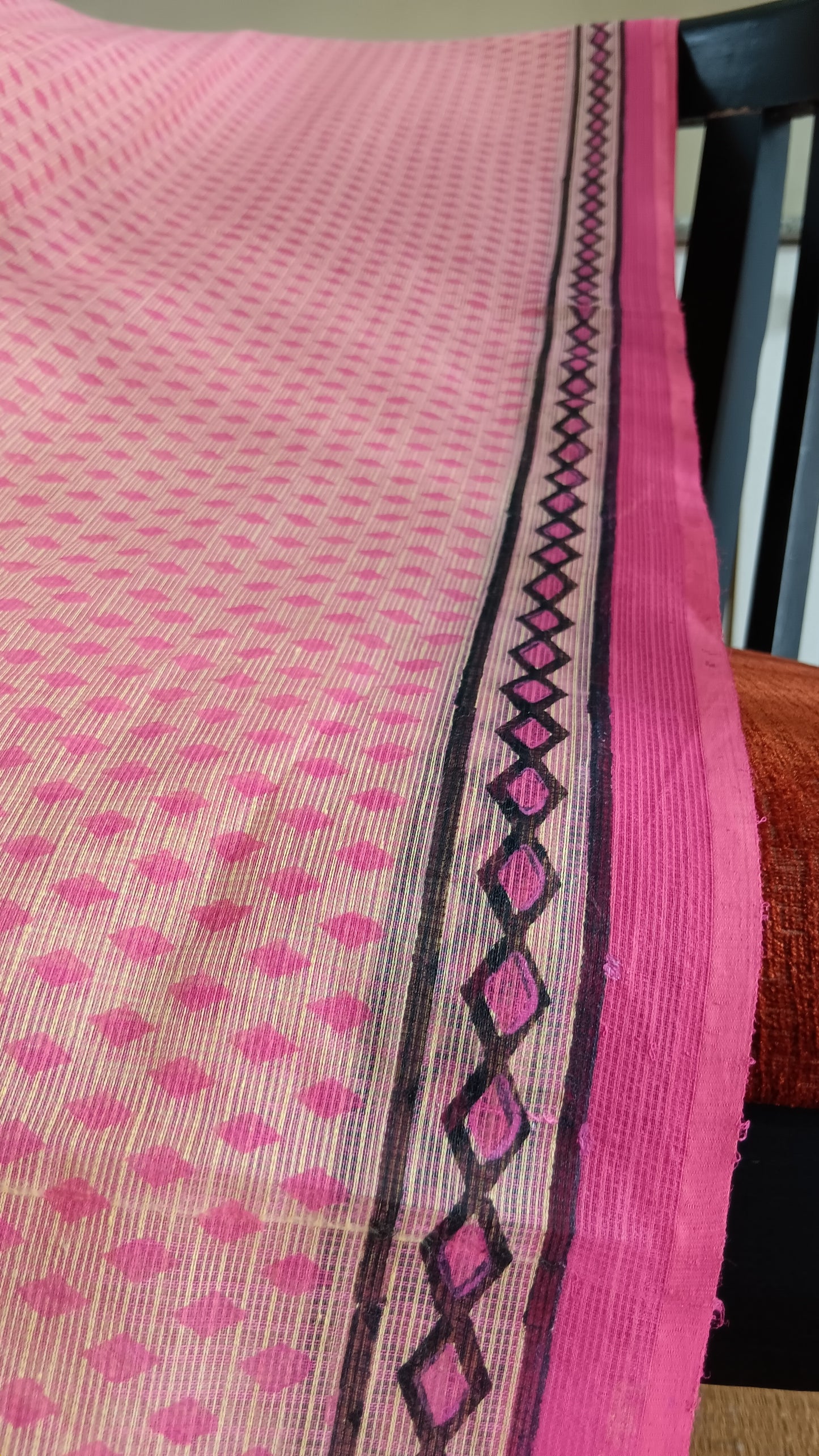 CLose up view of the block printed border of a light weight pink daily wear kota cotton saree